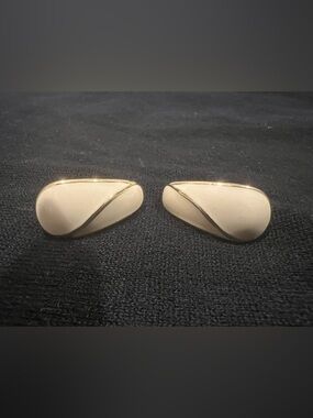 Vtg Signed Crown Trifari Cream Enamel Gold Tone Clip-On Earrings Sculptural